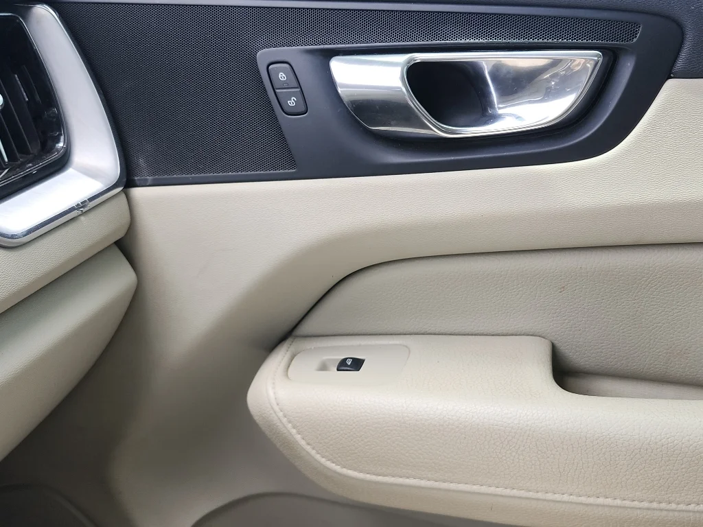Used 2018 Electric Silver Metallic Volvo Momentum image 28