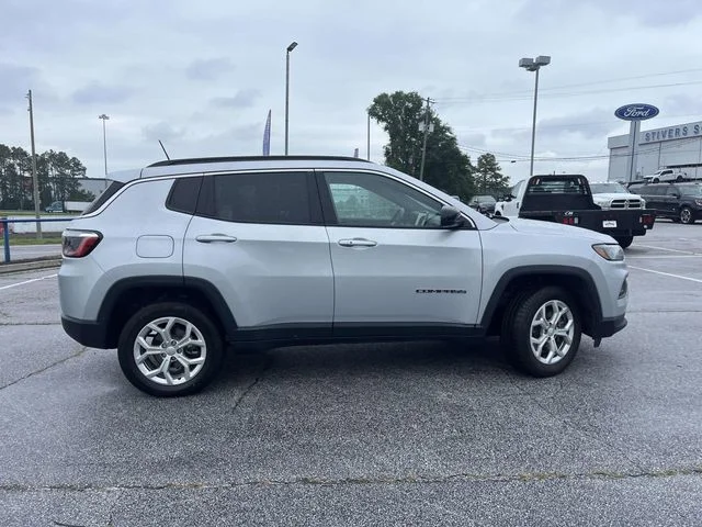 Used 2024 Silver Jeep Latitude image 2