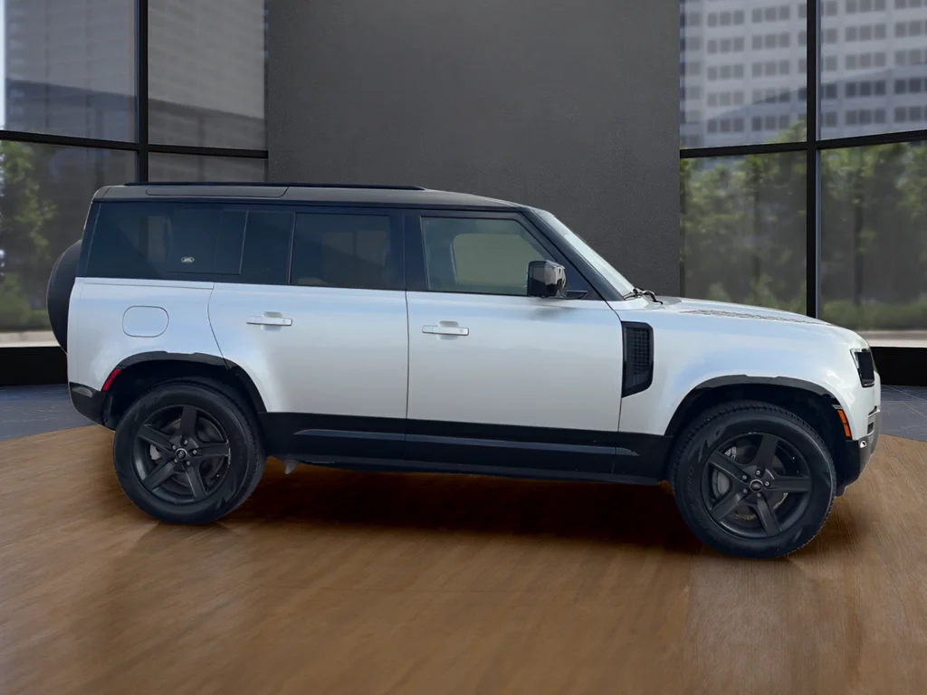 Used 2022 Silver Land Rover X-Dynamic SE image 4