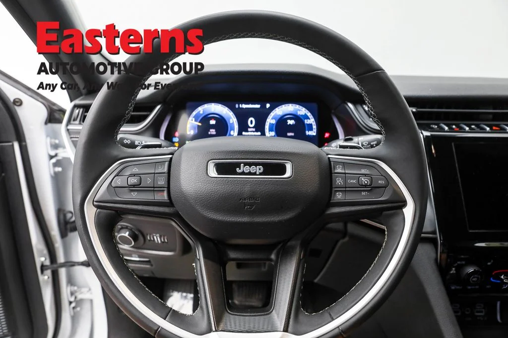Used 2024 White Jeep Altitude image 10