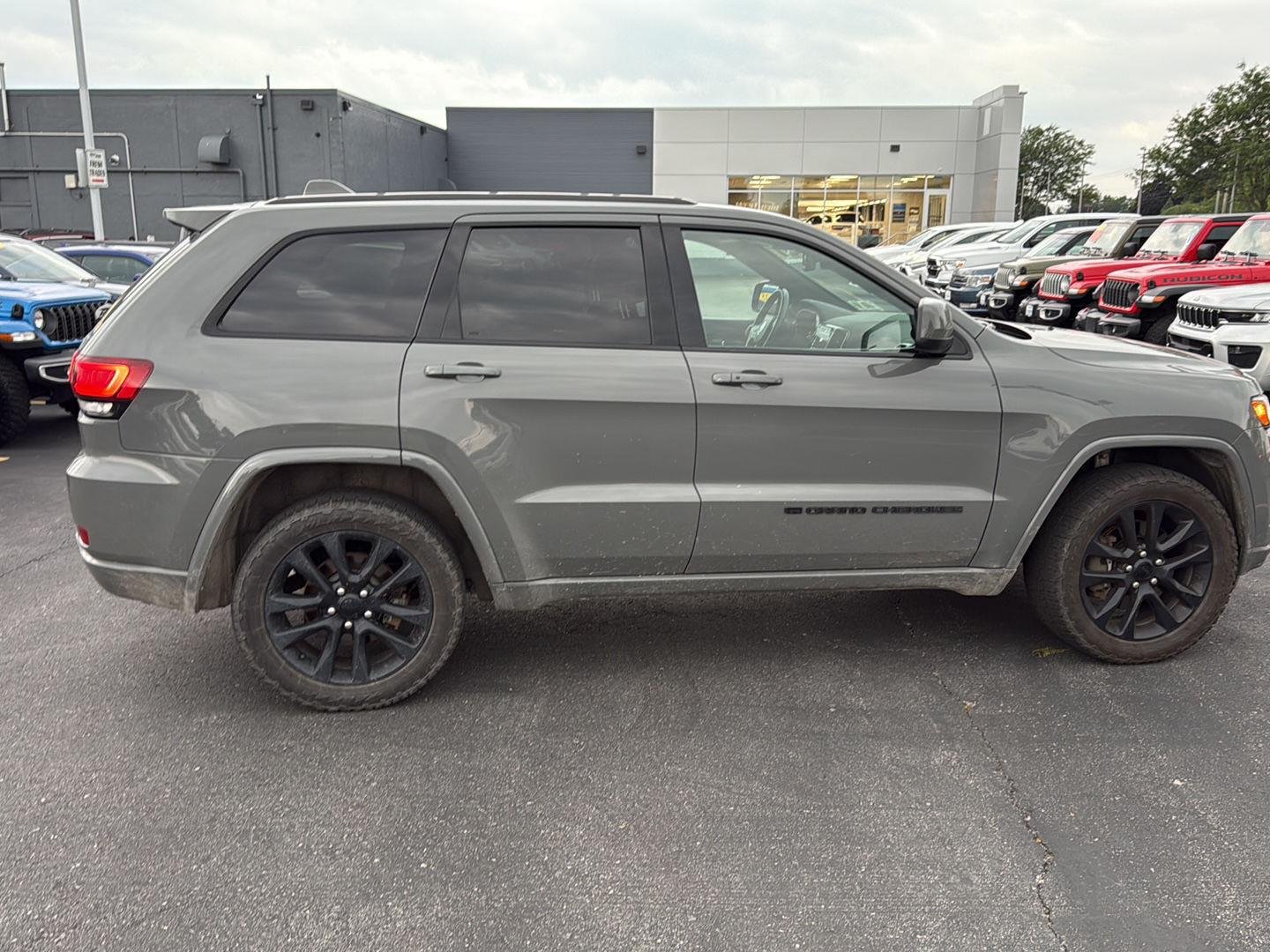 Used 2022 Sting-Gray Clearcoat Jeep Laredo X image 10
