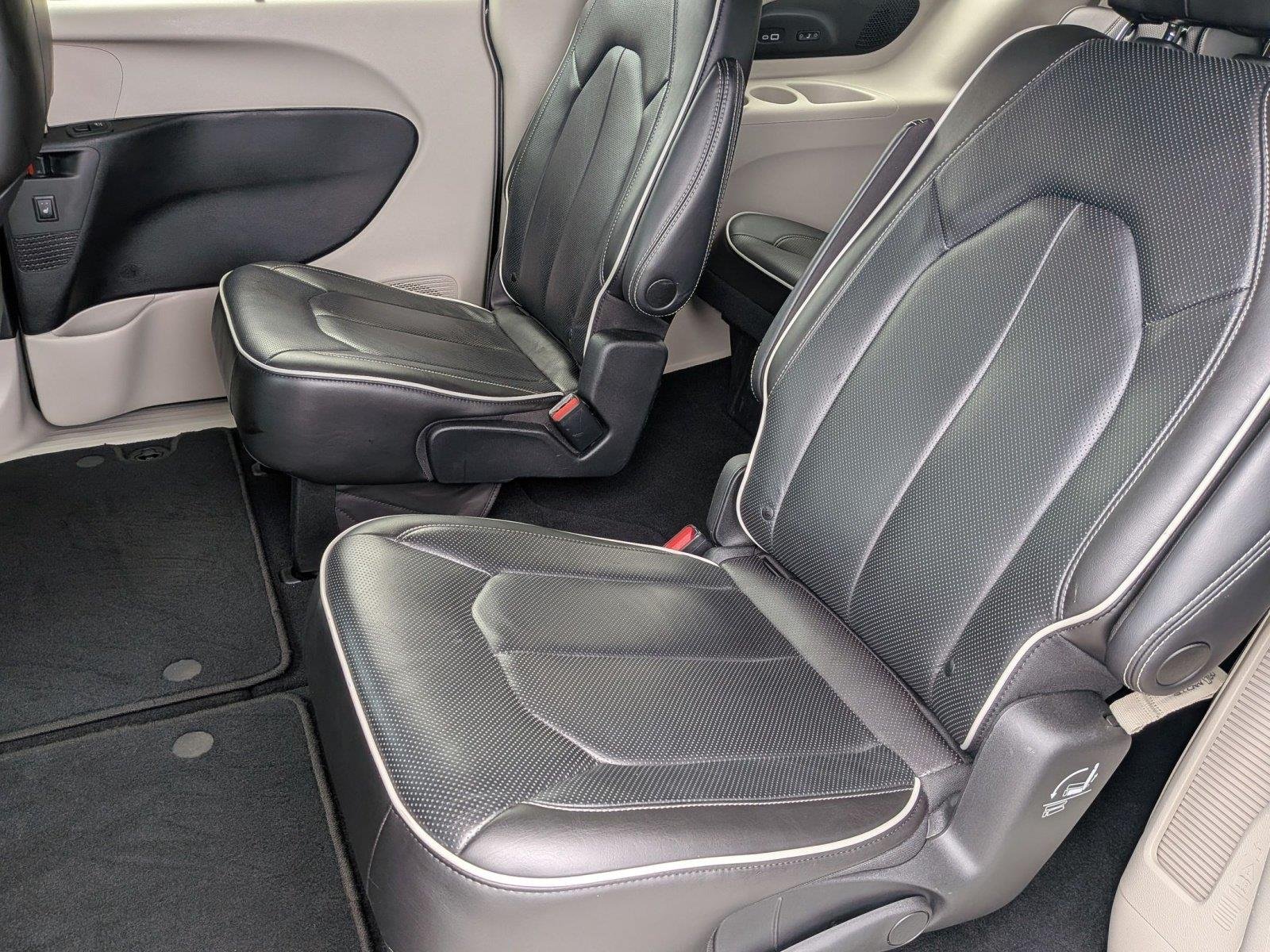 Used 2022 Granite Crystal Metallic Clearcoat Chrysler Limited image 29