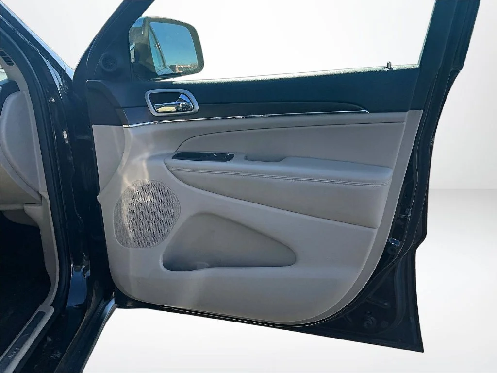 Used 2017 Black Jeep Limited image 19