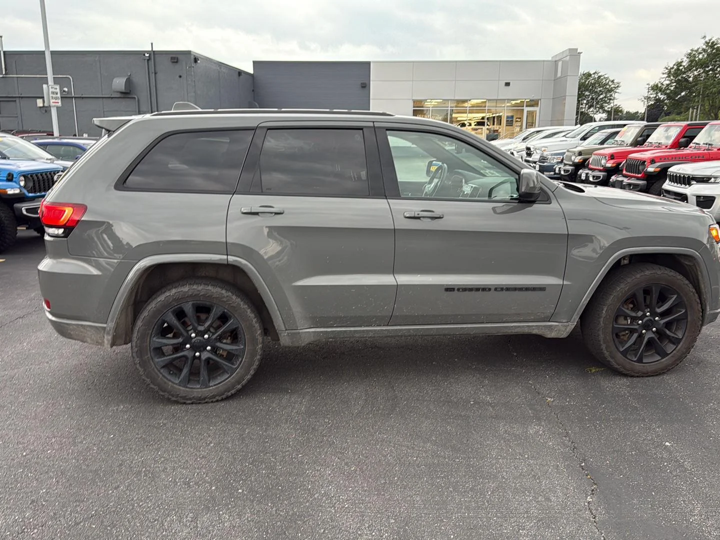 Used 2022 Sting-Gray Clearcoat Jeep Laredo X image 10