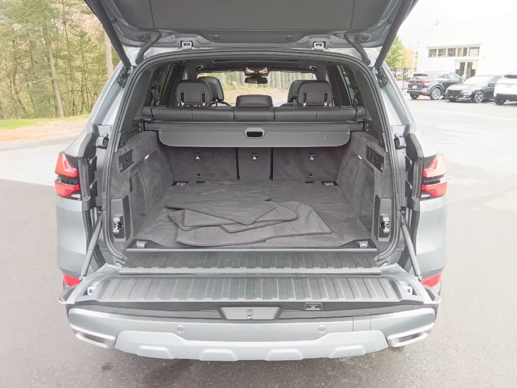 Used 2026 Skyscraper Grey Metallic BMW xDrive40i image 28