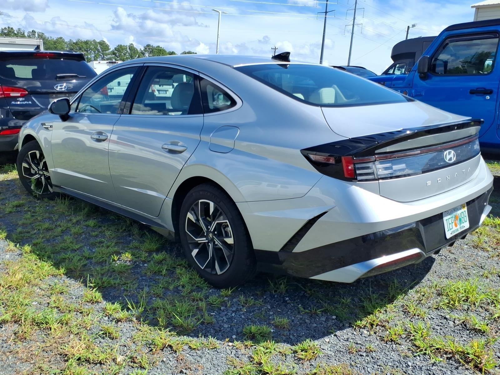 Used 2025 Aero Silver Hyundai SEL image 11