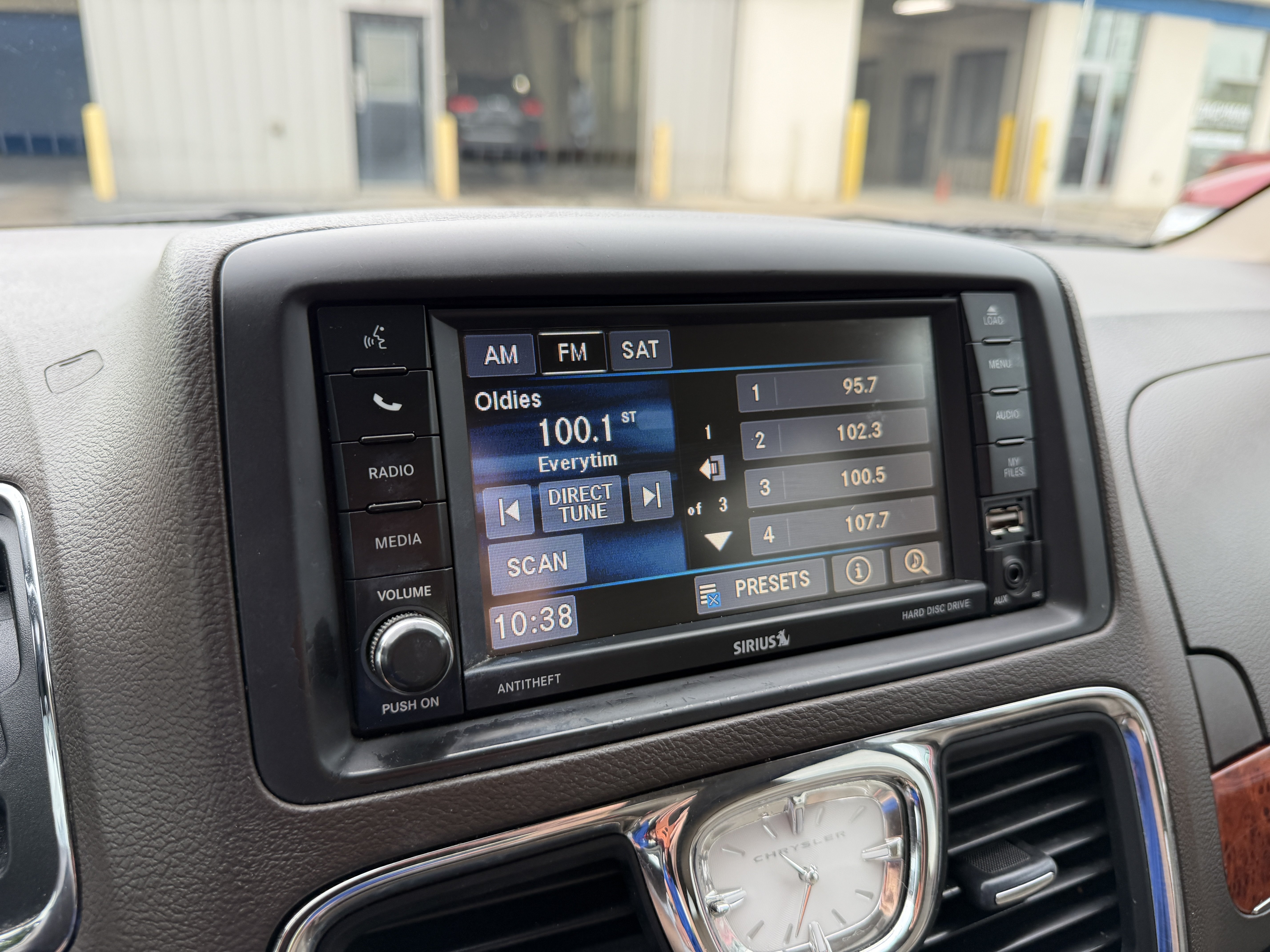 Used 2015 True Blue Pearlcoat Chrysler Touring image 22