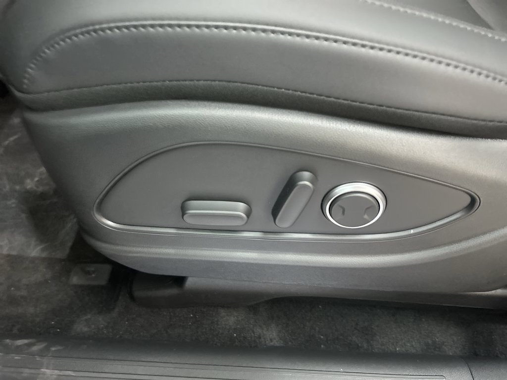 New 2026 Abyss Black Hyundai SEL 7P image 13