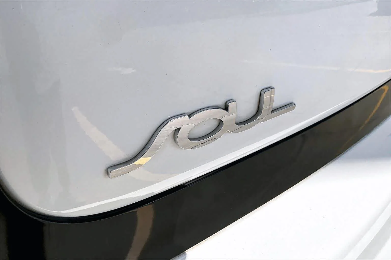 Used 2018 Clear White Kia Base image 30