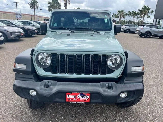 Used 2024  Jeep Sport image 2