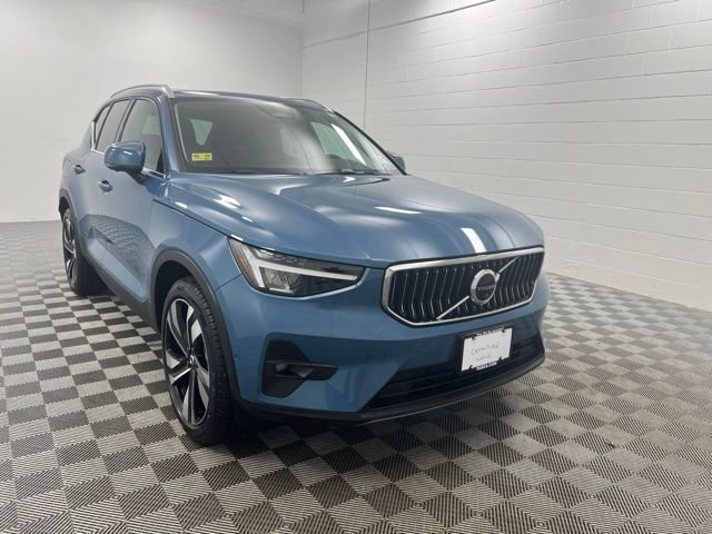2023 Volvo XC40 B5 Plus Bright Theme