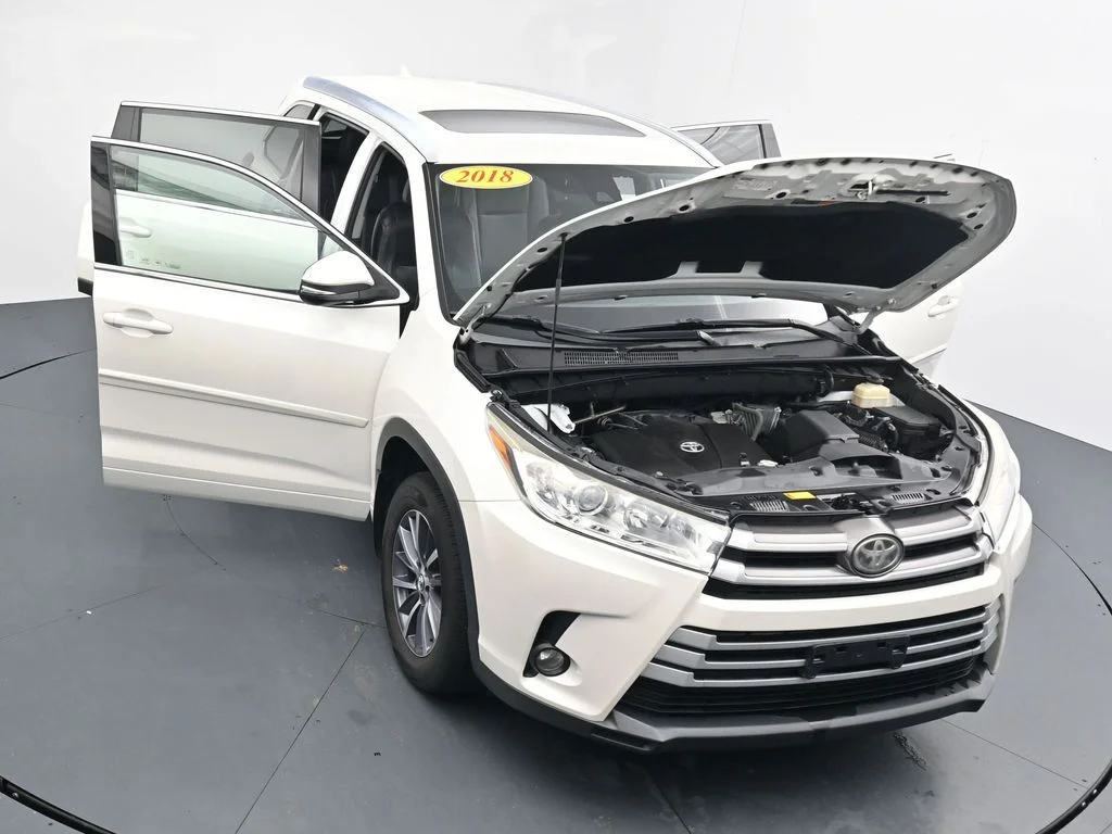 Used 2018 White Toyota XLE image 39