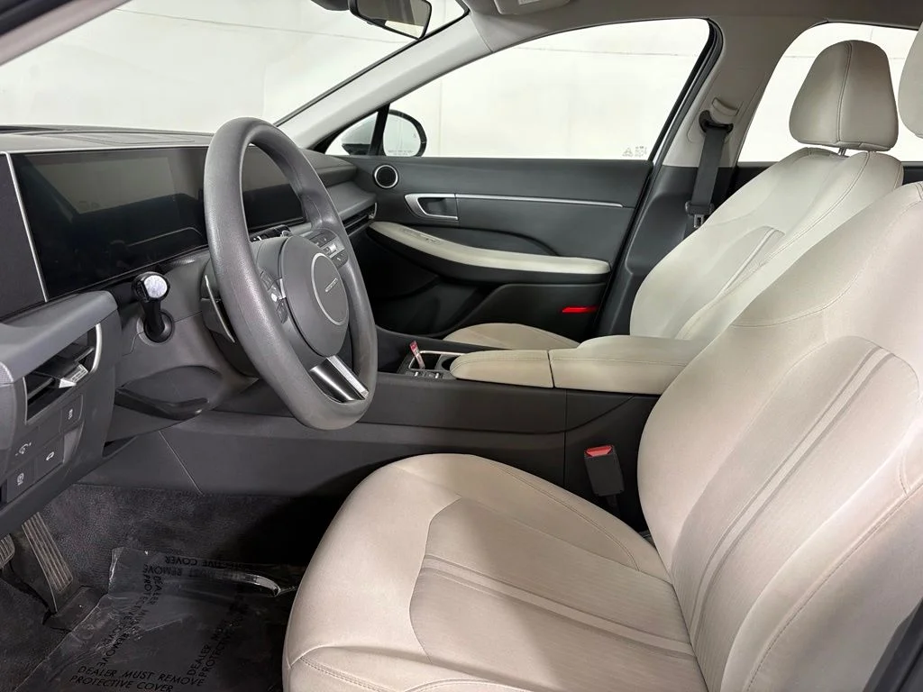 Used 2025 White Hyundai SEL image 21