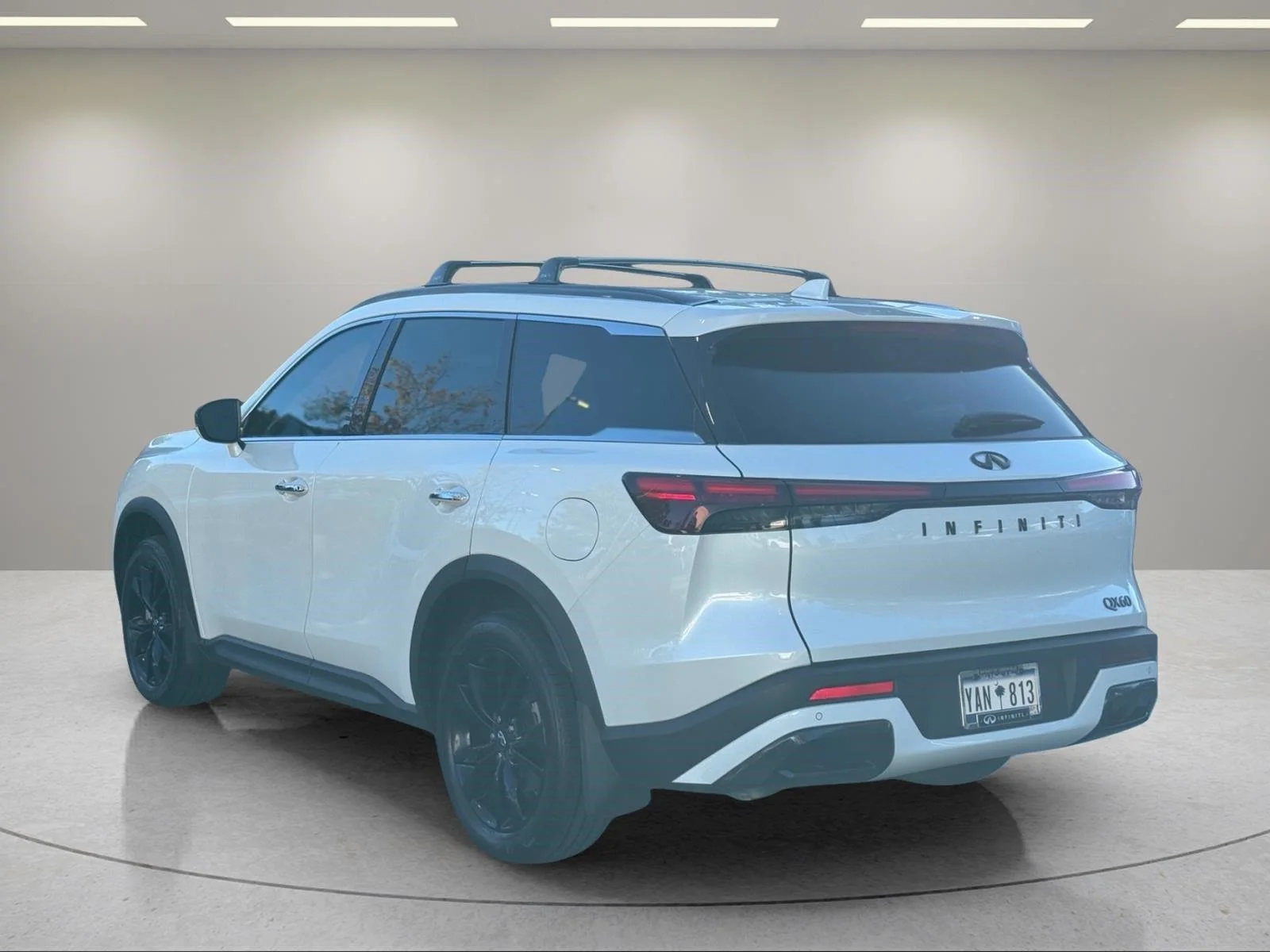 Used 2025 Majestic White INFINITI LUXE image 3