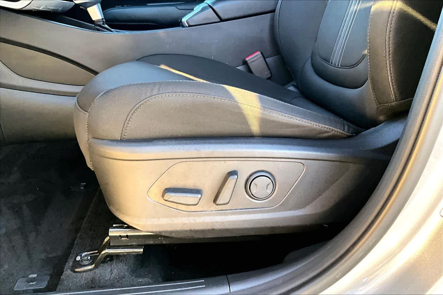 Used 2024 Shimmering Silver Hyundai SEL image 32