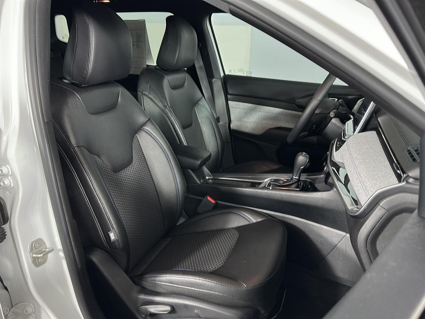 Used 2024 Bright White Clearcoat Jeep Latitude image 2