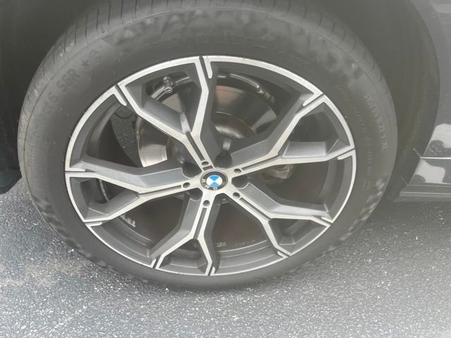 Used 2021 Gray BMW xDrive40i image 12