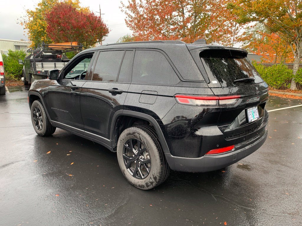 Used 2024 Diamond Black Crystal Pearlcoat Jeep Altitude X image 1