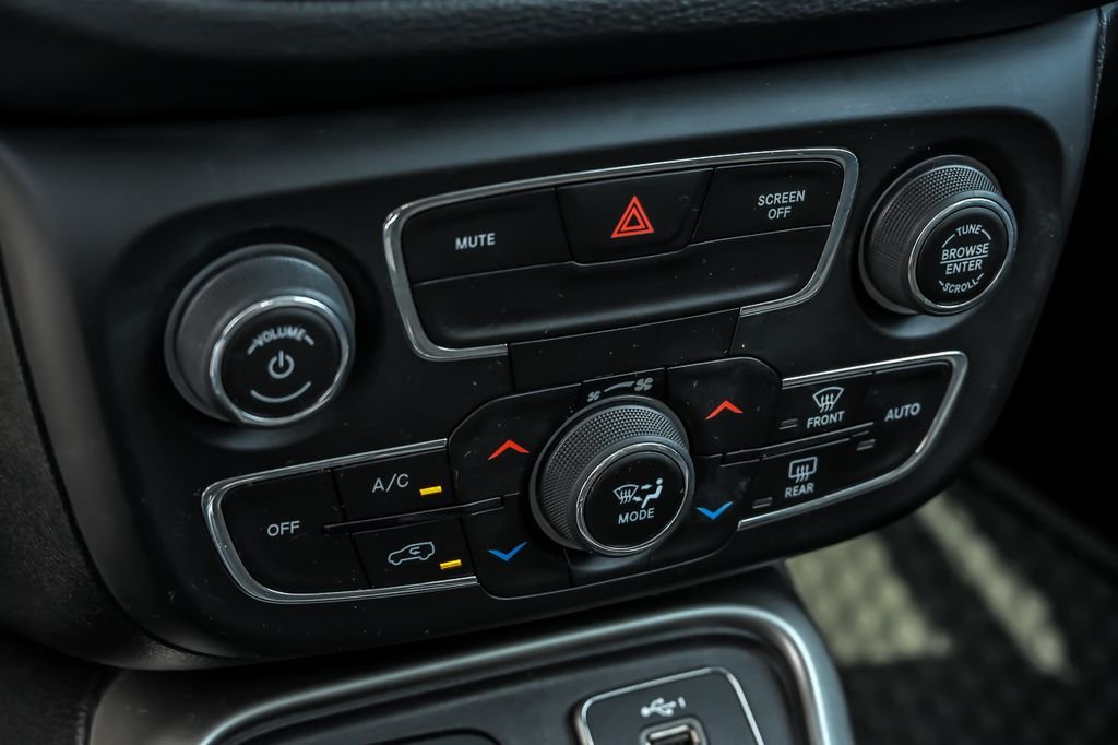 Used 2020 Silver Jeep Latitude image 27