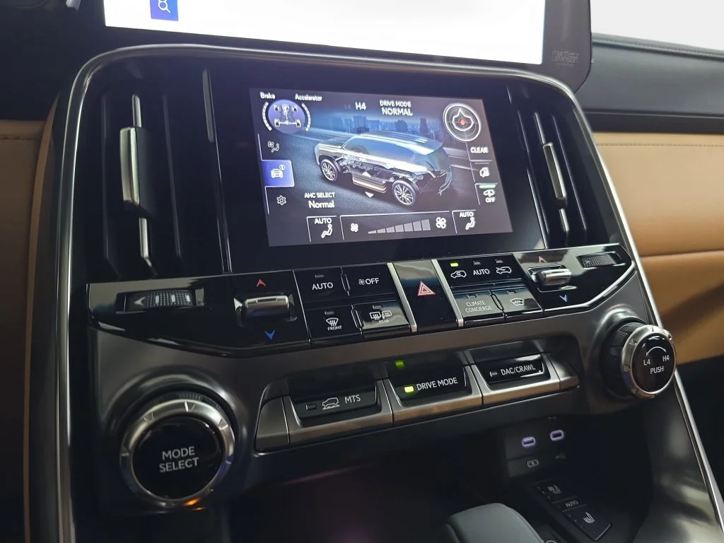 New 2026 Eminent White Pearl Lexus 700h Luxury image 23