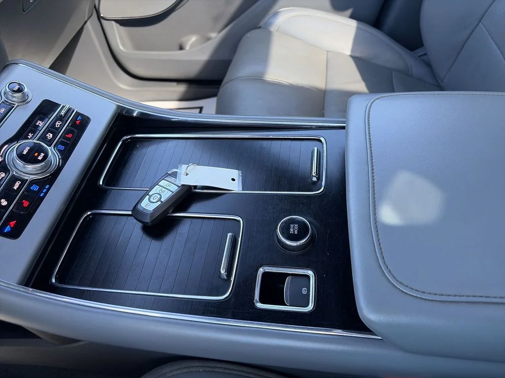 Used 2020 Blue Lincoln Reserve image 21