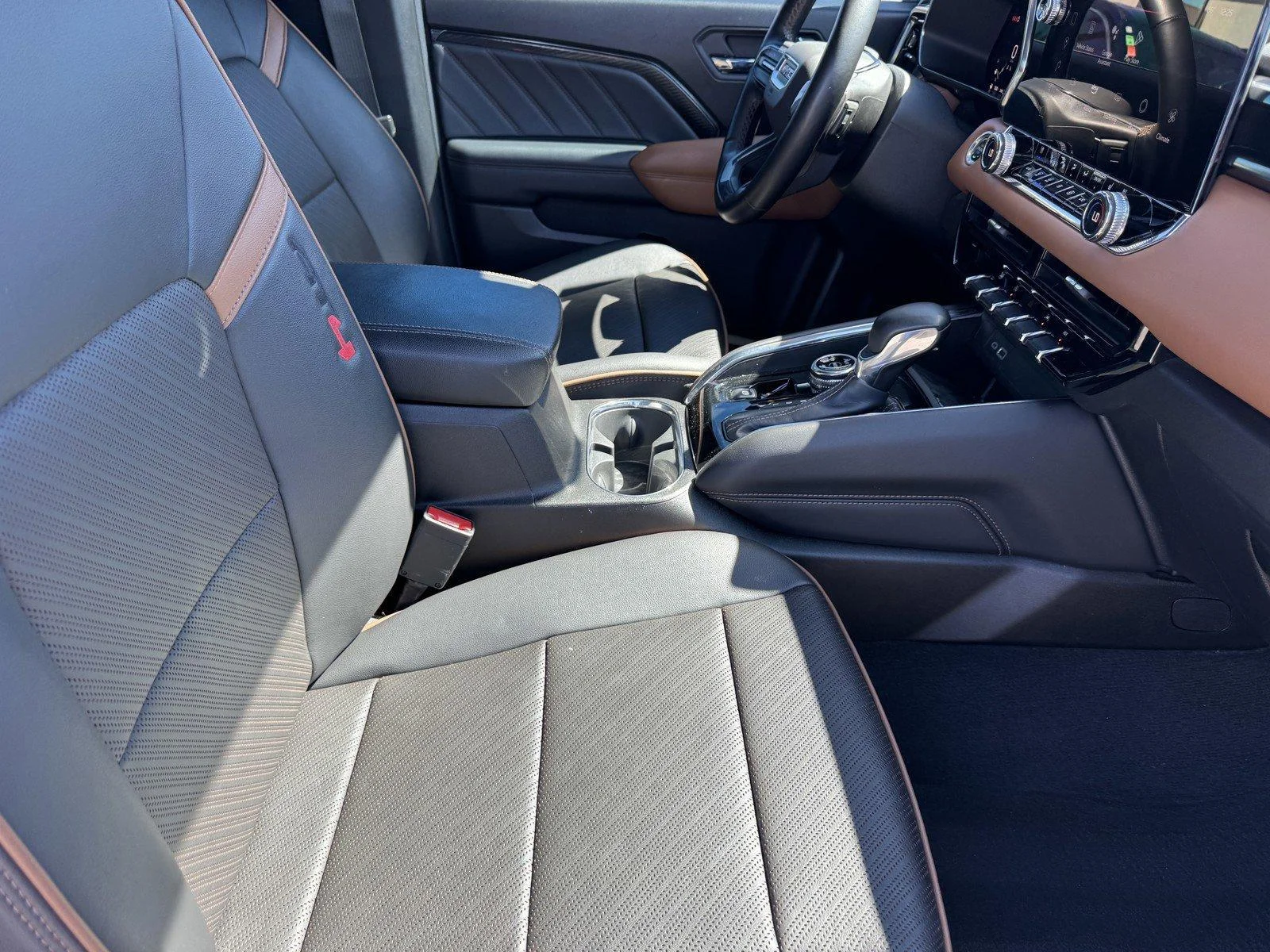 Used 2024 Sterling Metallic GMC AT4 image 8