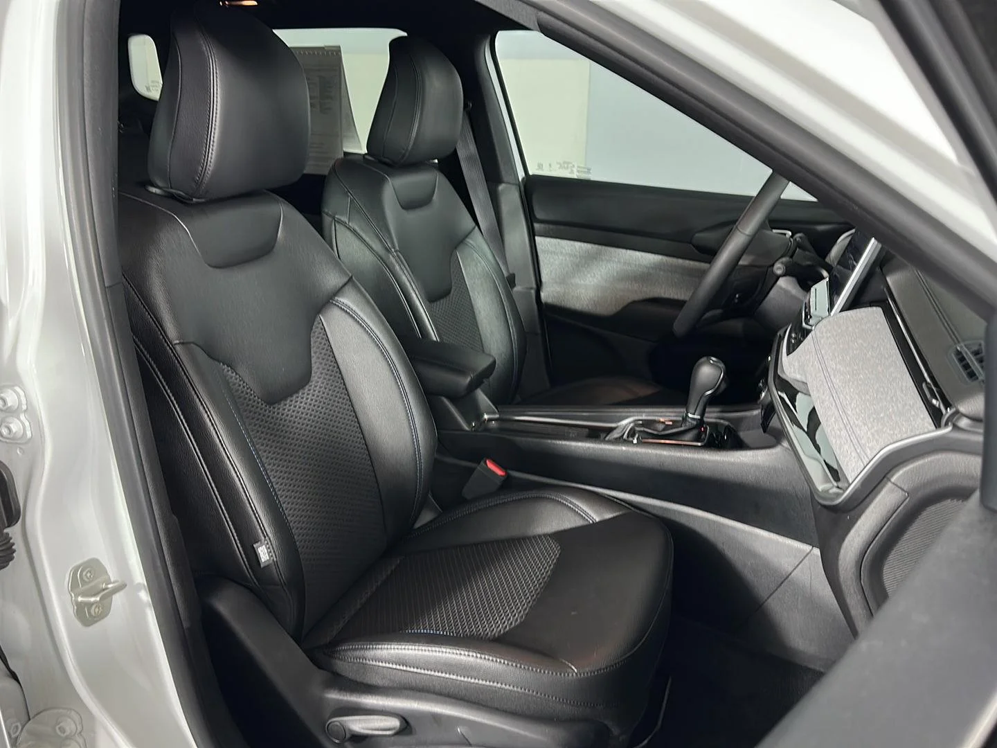 Used 2024 Bright White Clearcoat Jeep Latitude image 2
