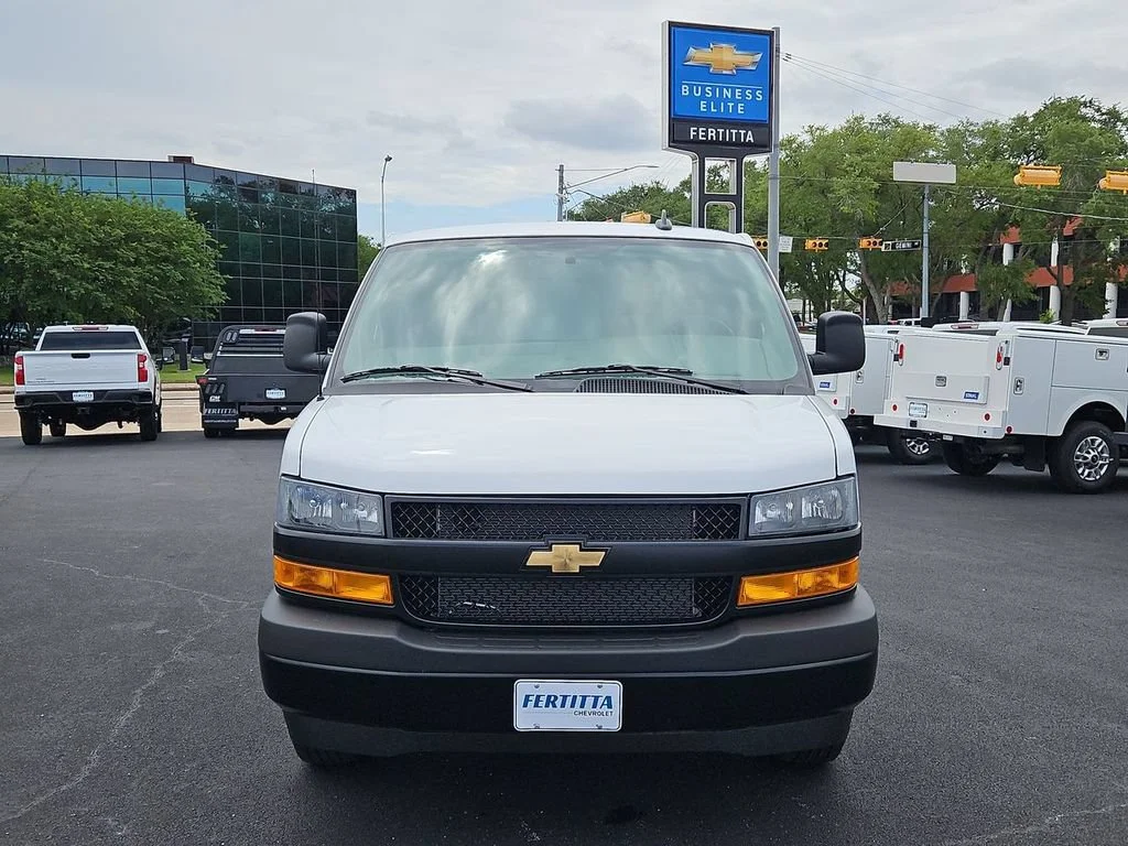 New 2026 Summit White Chevrolet WT image 21