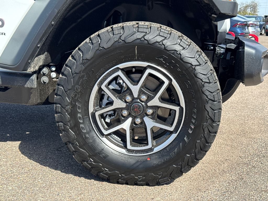 New 2026 Bright White Clear-Coat Exterior Paint Jeep Rubicon image 7