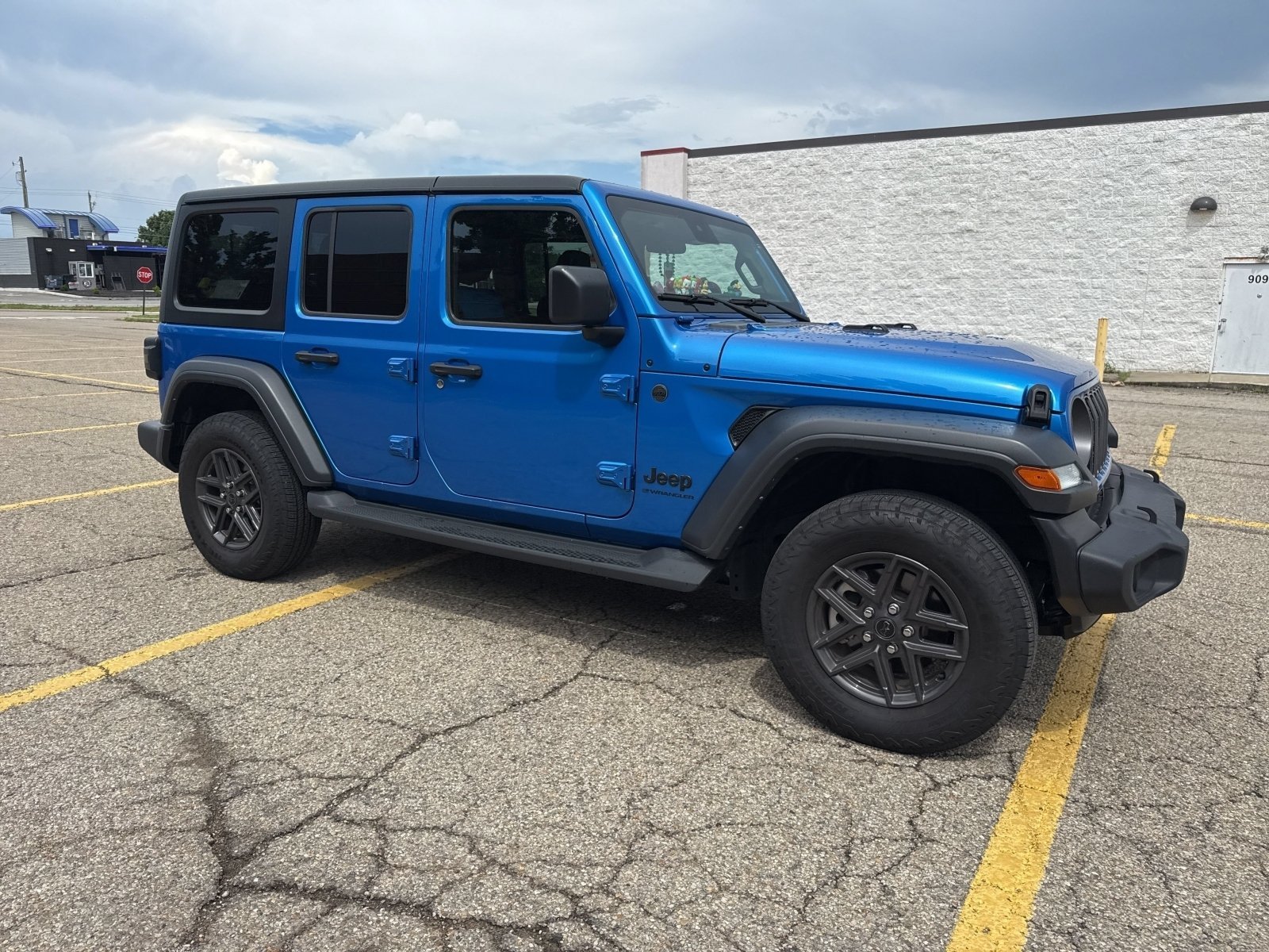 Used 2024 Hydro Blue Pearlcoat Jeep Sport S image 17
