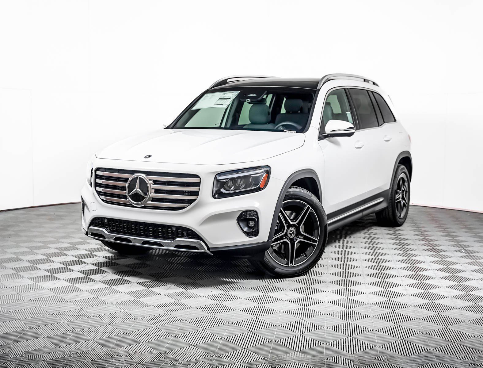 New 2026 Polar White Mercedes-Benz GLB 250 image 1