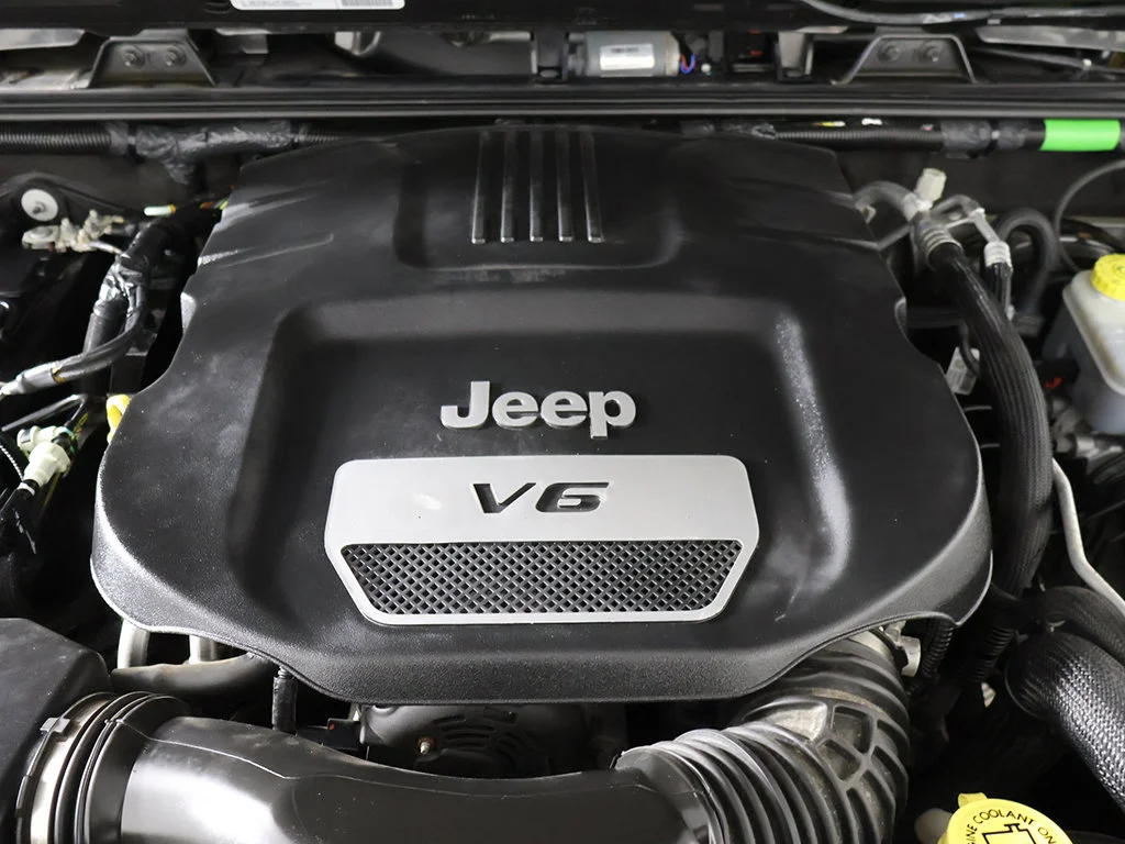 Used 2018 Crystal Metallic Jeep Unlimited Sahara image 15