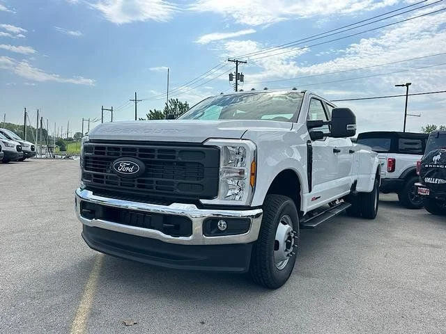 New 2027 Oxford White Ford F-350® XL image 3