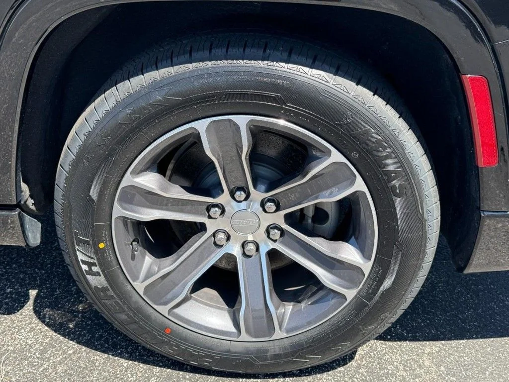 Used 2024 Black Jeep Base image 7
