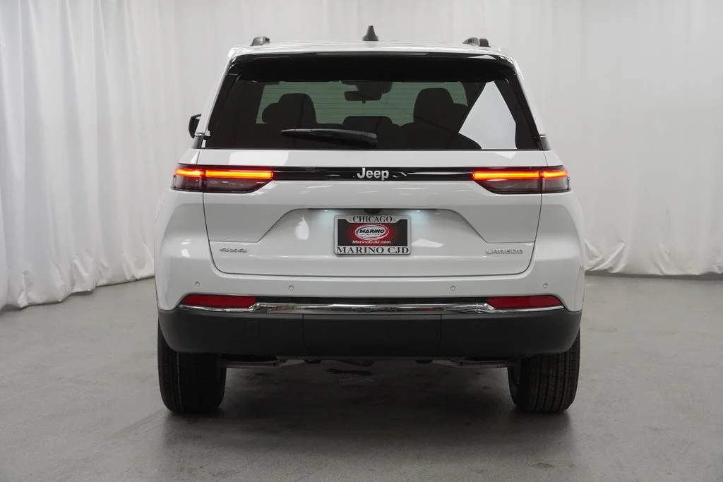 New 2026 Bright White Clear-Coat Exterior Paint Jeep Laredo image 10