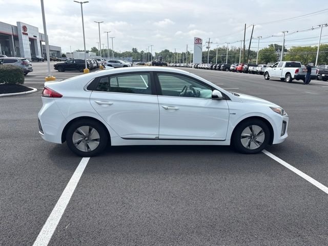 Used 2020 White Hyundai SE image 8