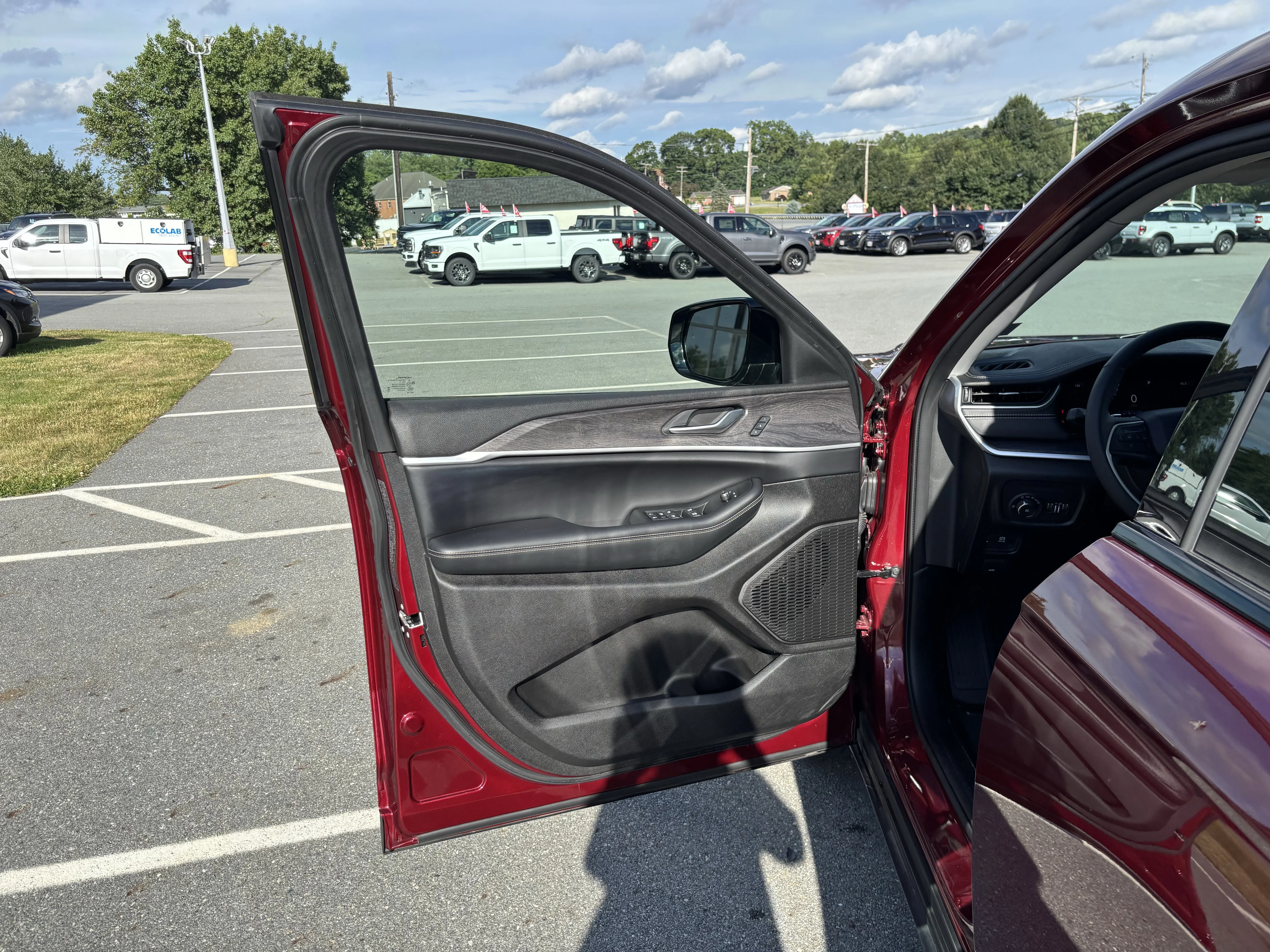Used 2024 Velvet Red Pearlcoat Jeep Limited image 13