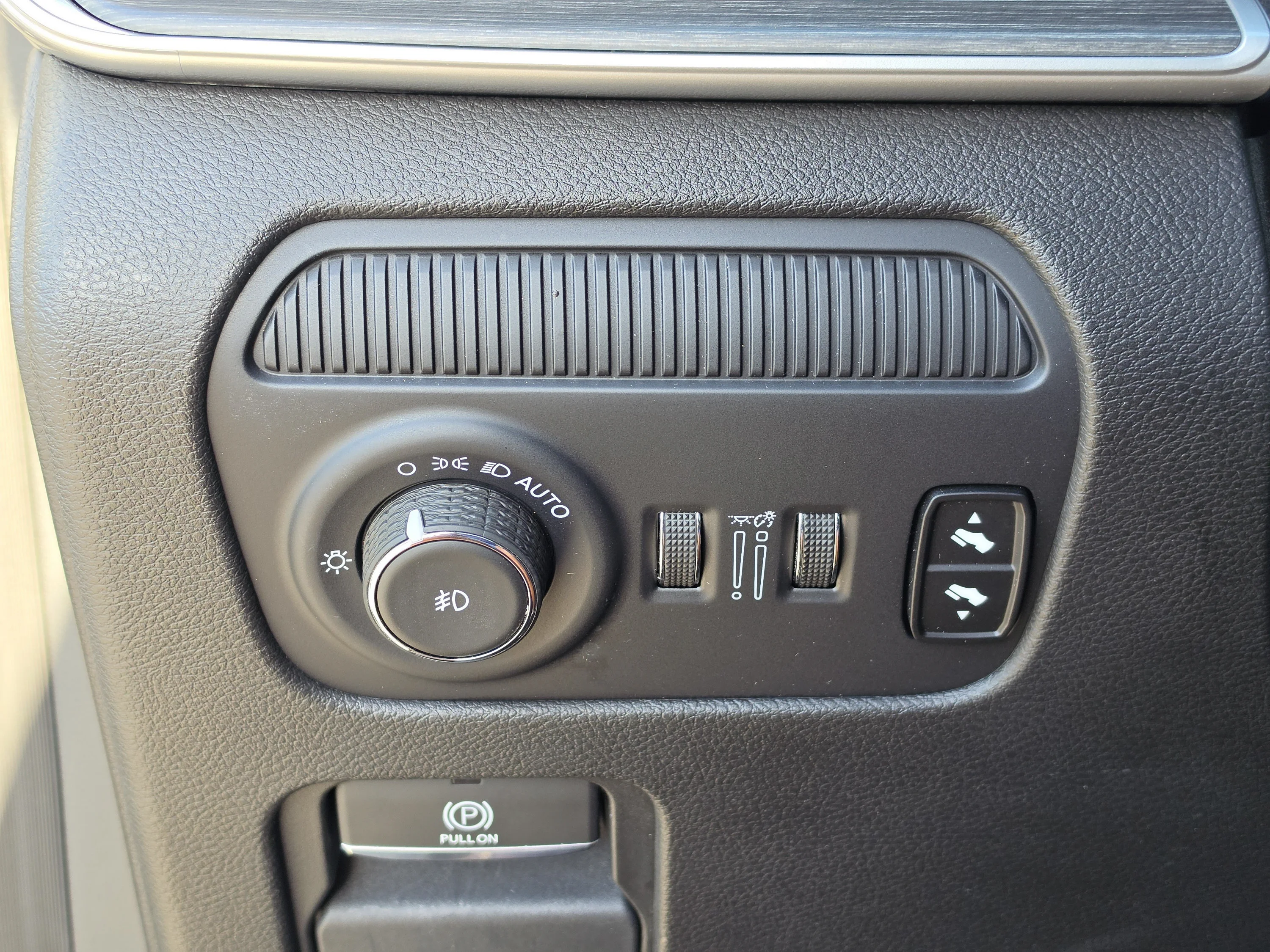Used 2024 Diamond Black Crystal Pearlcoat Jeep Series II image 34