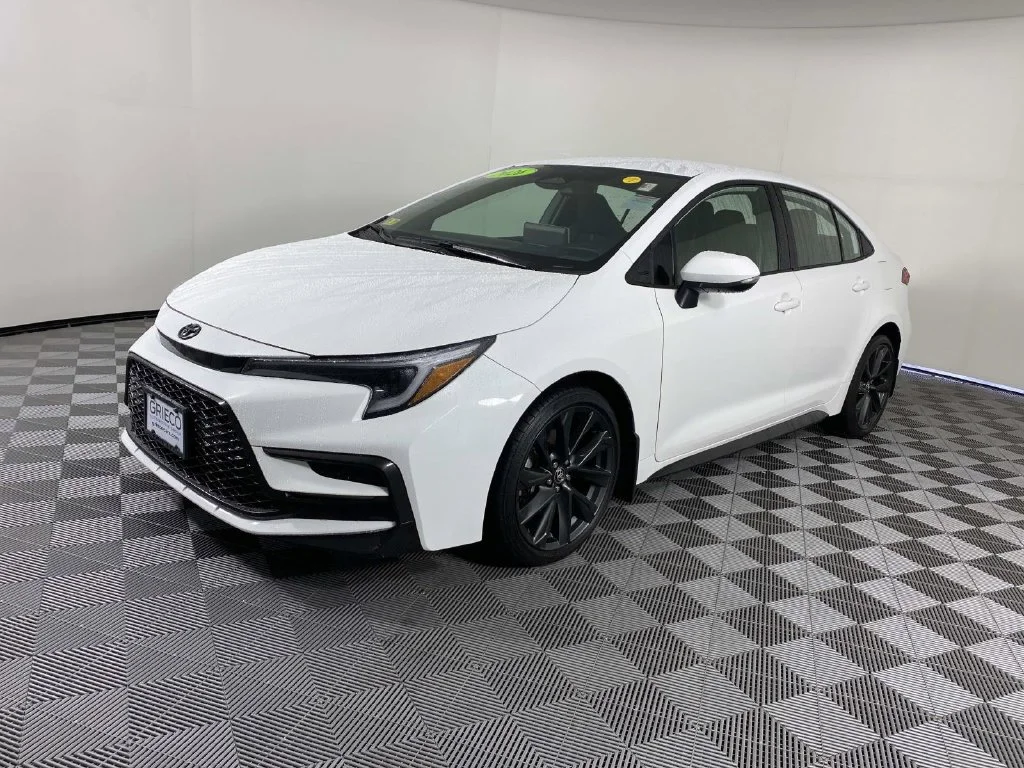 Used 2026 Ice Toyota SE image 4