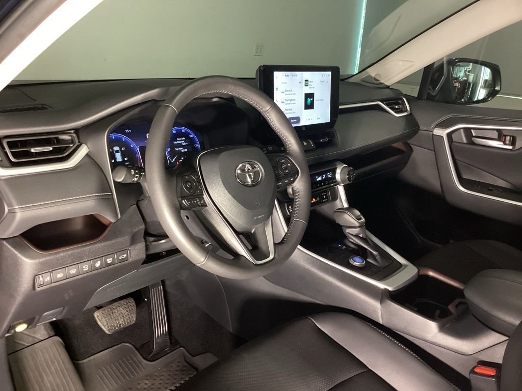 Certified Used 2025  Toyota Limited image 12