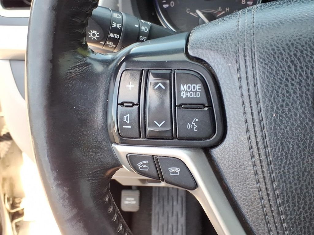Used 2015 Blizzard Pearl Toyota LE V6 image 19