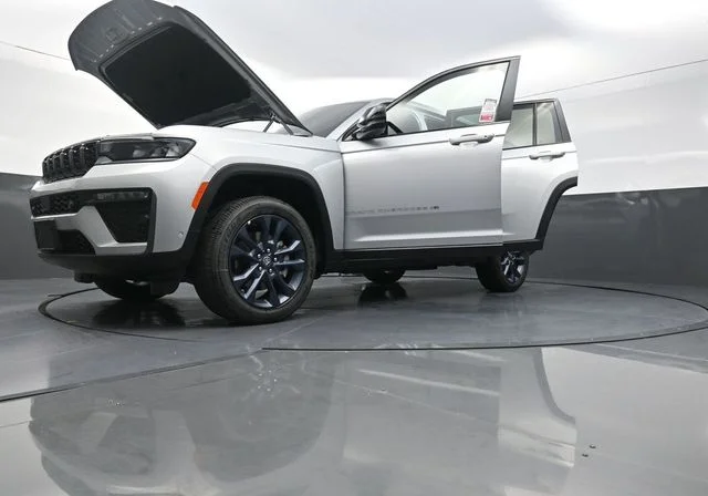 New 2026 Silver Zynith Exterior Paint Jeep  image 32