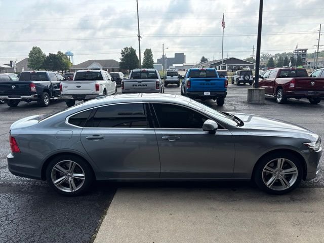 Used 2018 Gray Volvo T5 Momentum image 7