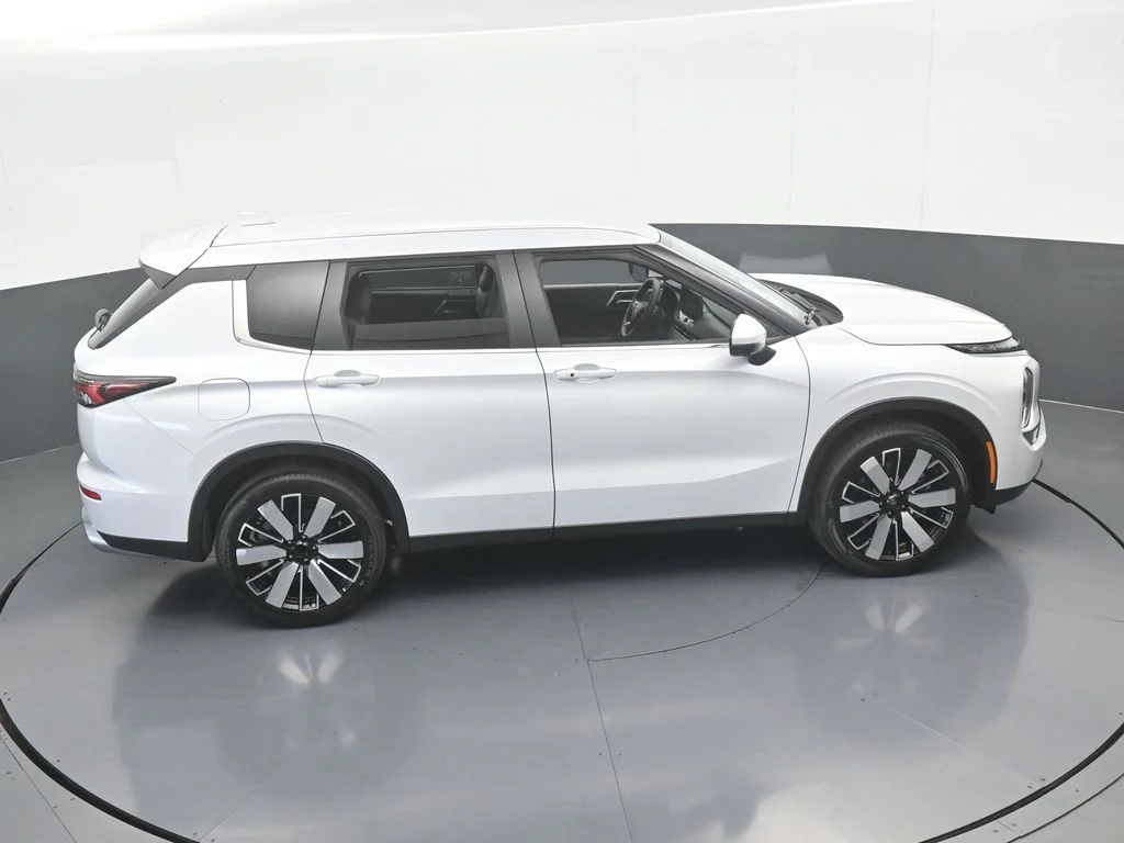 New 2026 Diamond White Mitsubishi SE image 61
