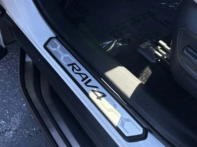 Used 2022 White Toyota Hybrid XLE Premium image 22