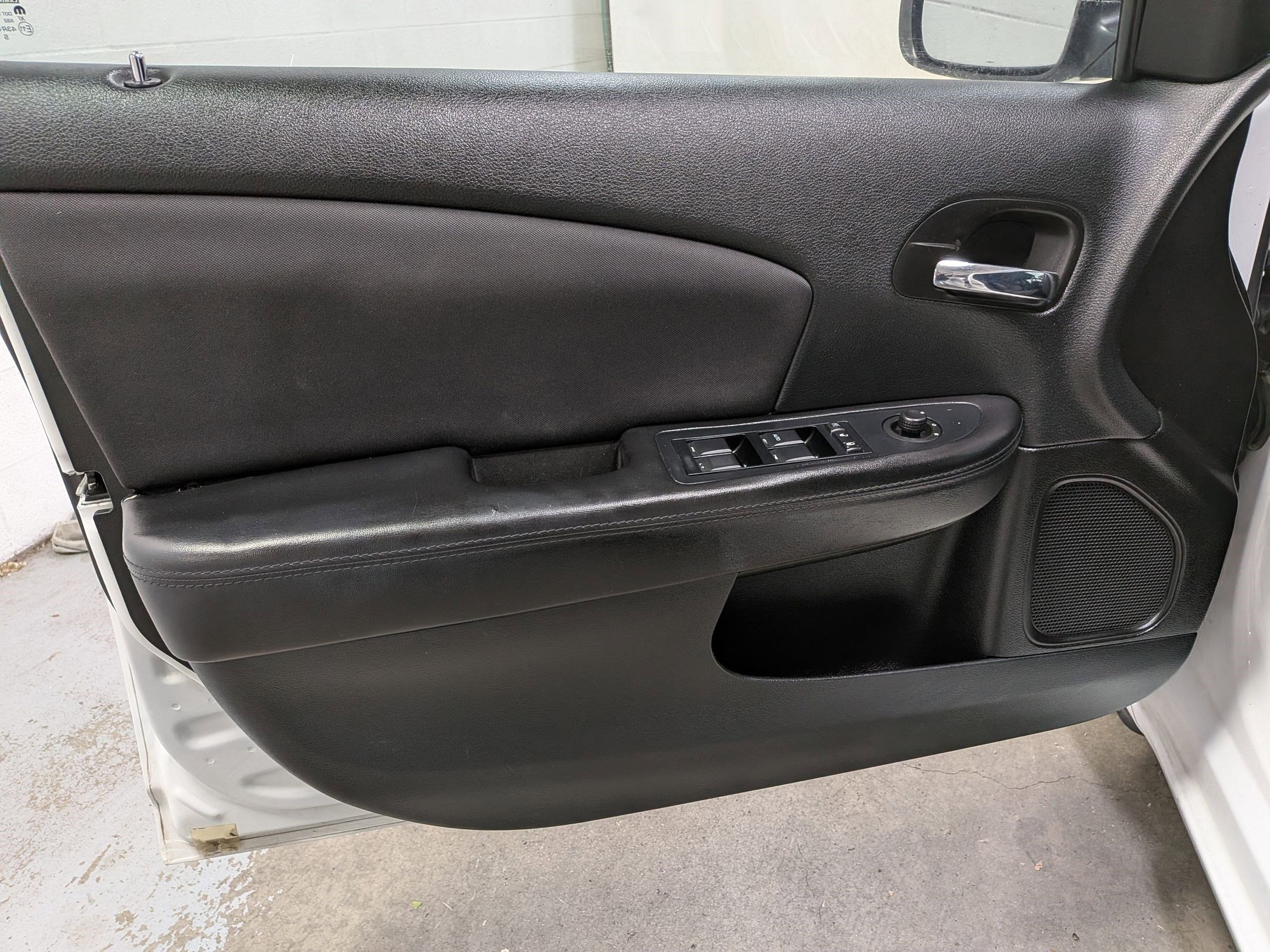Used 2014 Bright White Clearcoat Chrysler LX image 13