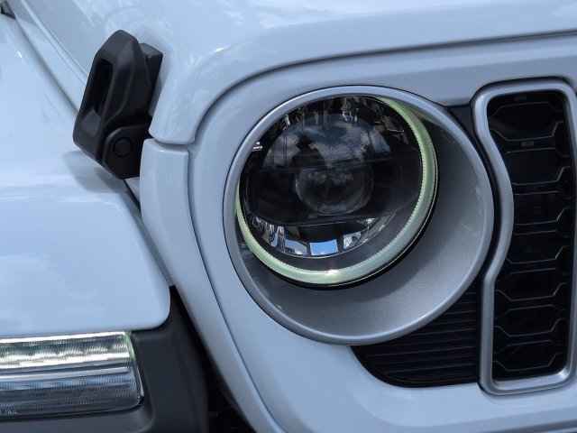 New 2027 Bright White Clear-Coat Paint Jeep Sahara image 10