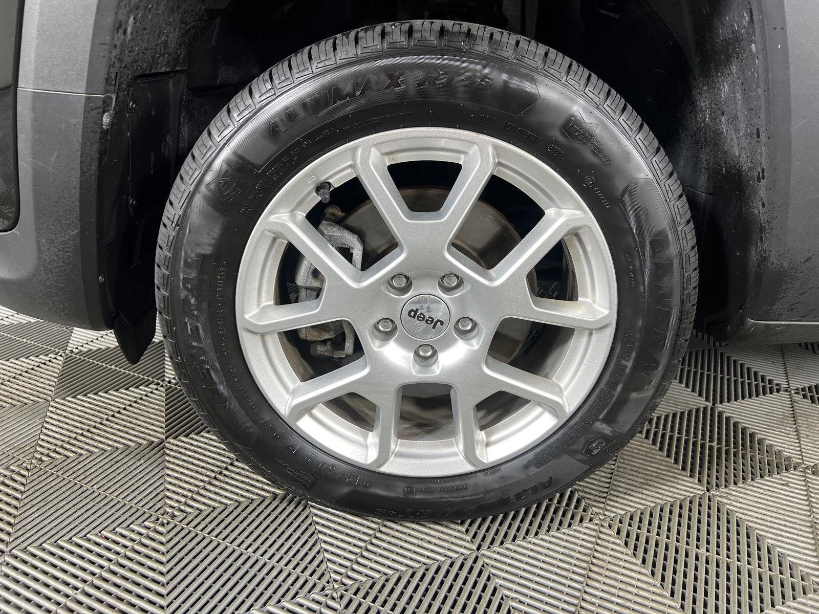 Used 2022 Black Clearcoat Jeep Latitude image 9