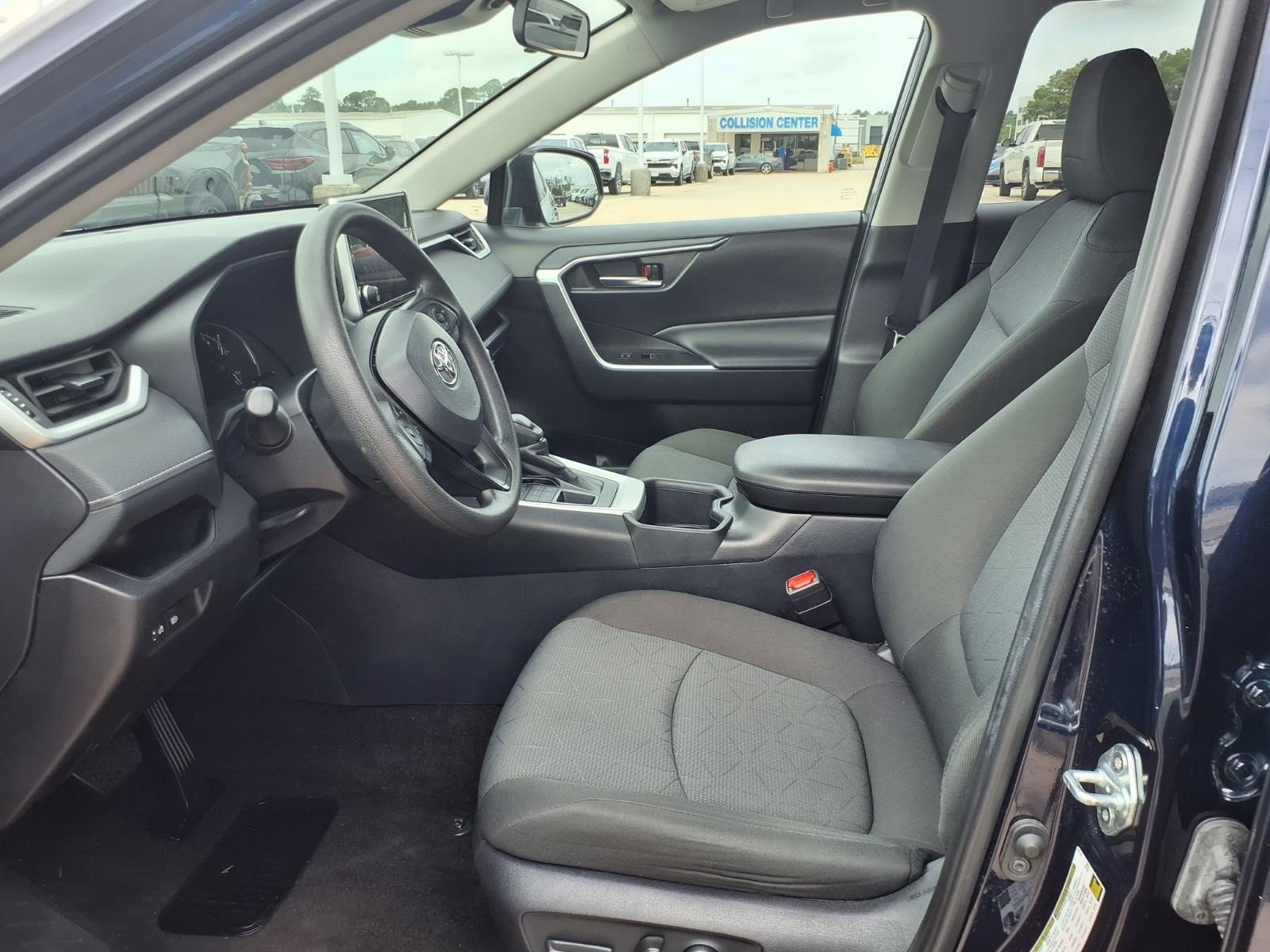 2025 Toyota RAV4 XLE - Photo 19