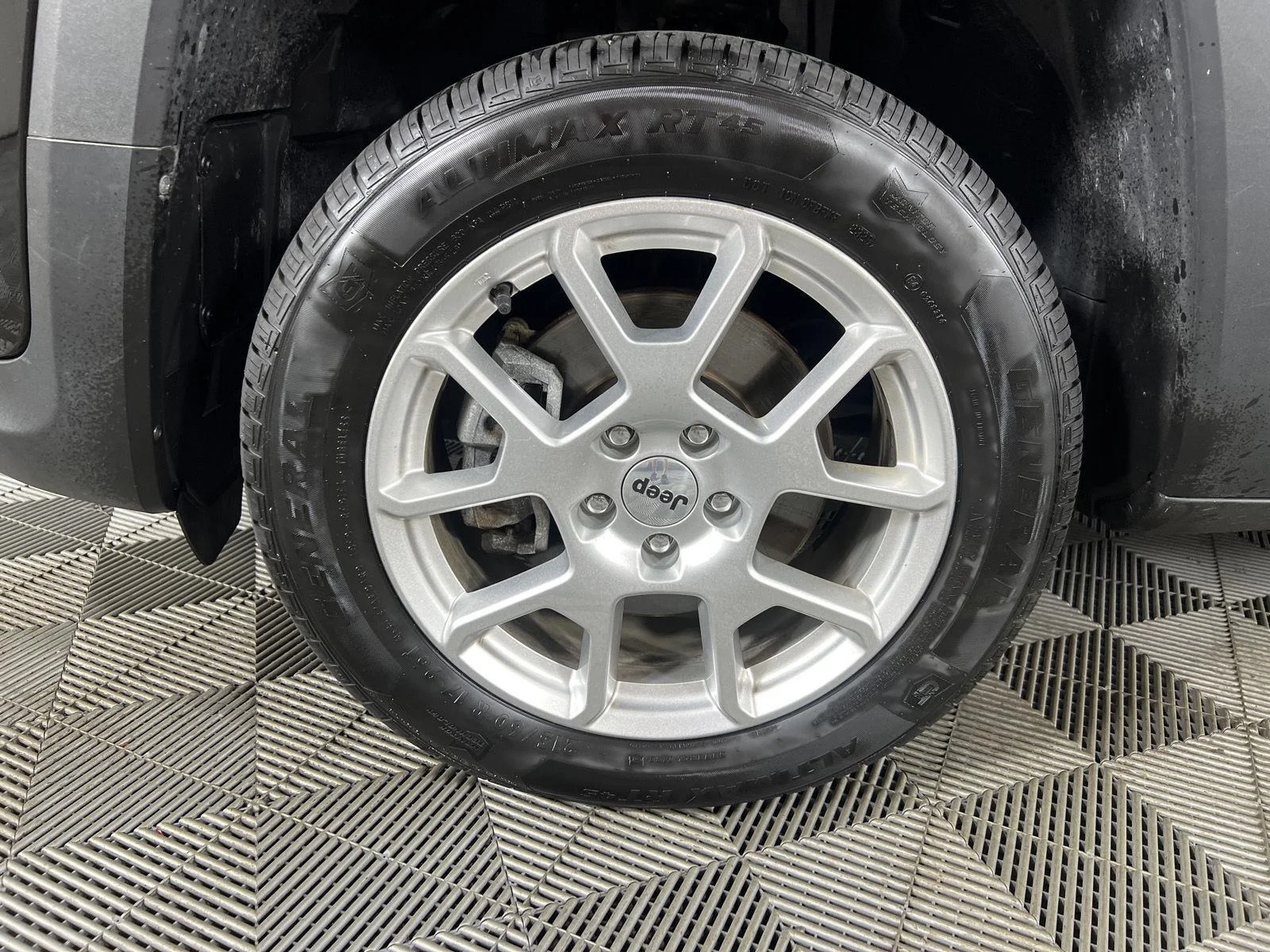 Used 2022 Black Clearcoat Jeep Latitude image 9